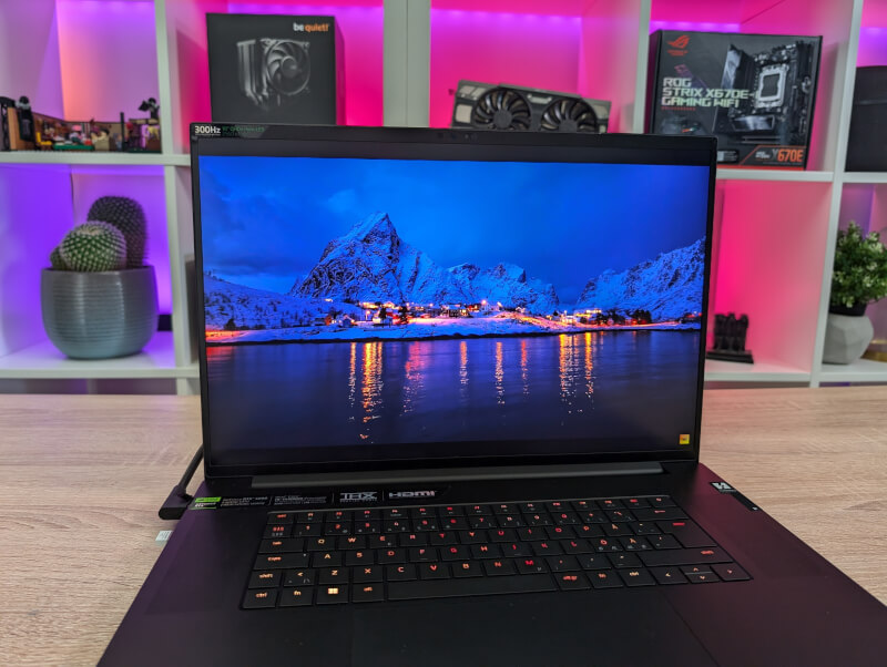 Razer Blade 18 (2024 - RTX4090) powershot.jpg